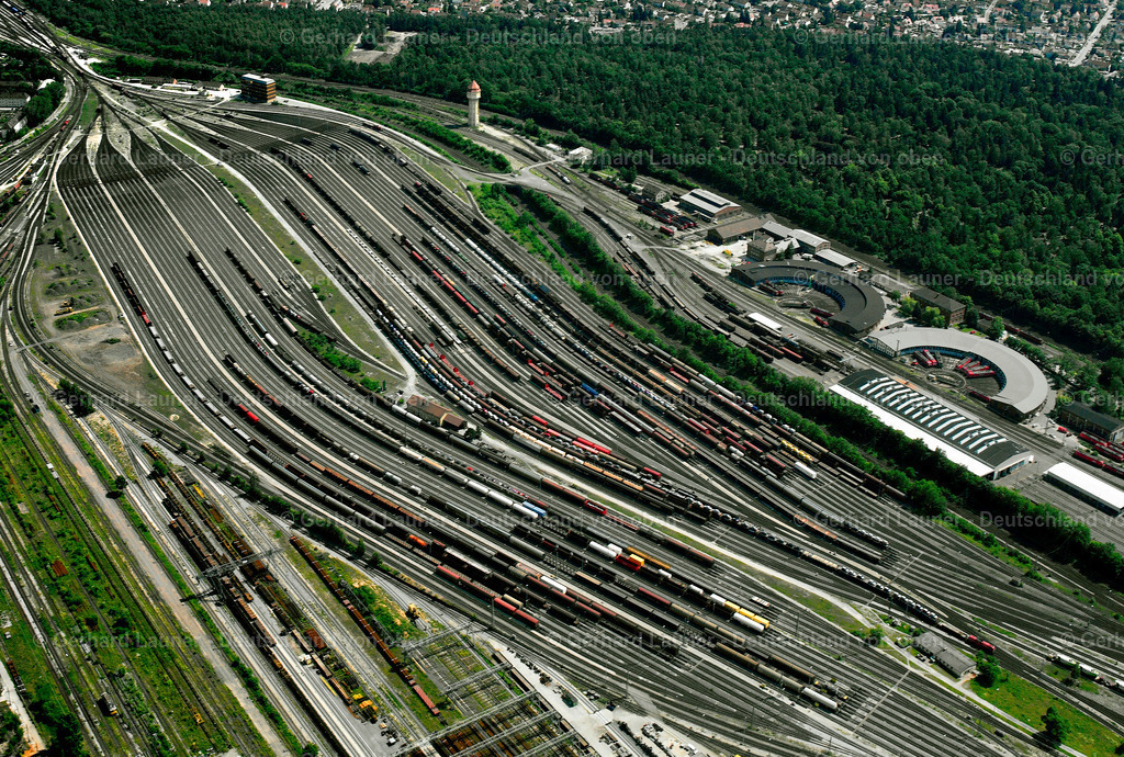 2418701 | NüRNBERG 21.08.2021 Schienen- und Gleisstrecken auf den Abstellgleisen und Rangierstrecken des Rangierbahnhofes und Güterbahnhofes der Deutschen Bahn in Nürnberg im Bundesland Bayern. // Marshalling yard and freight station of the Deutsche Bahn in Nuernberg in the state Bavaria. bahn.de. Foto: Gerhard Launer