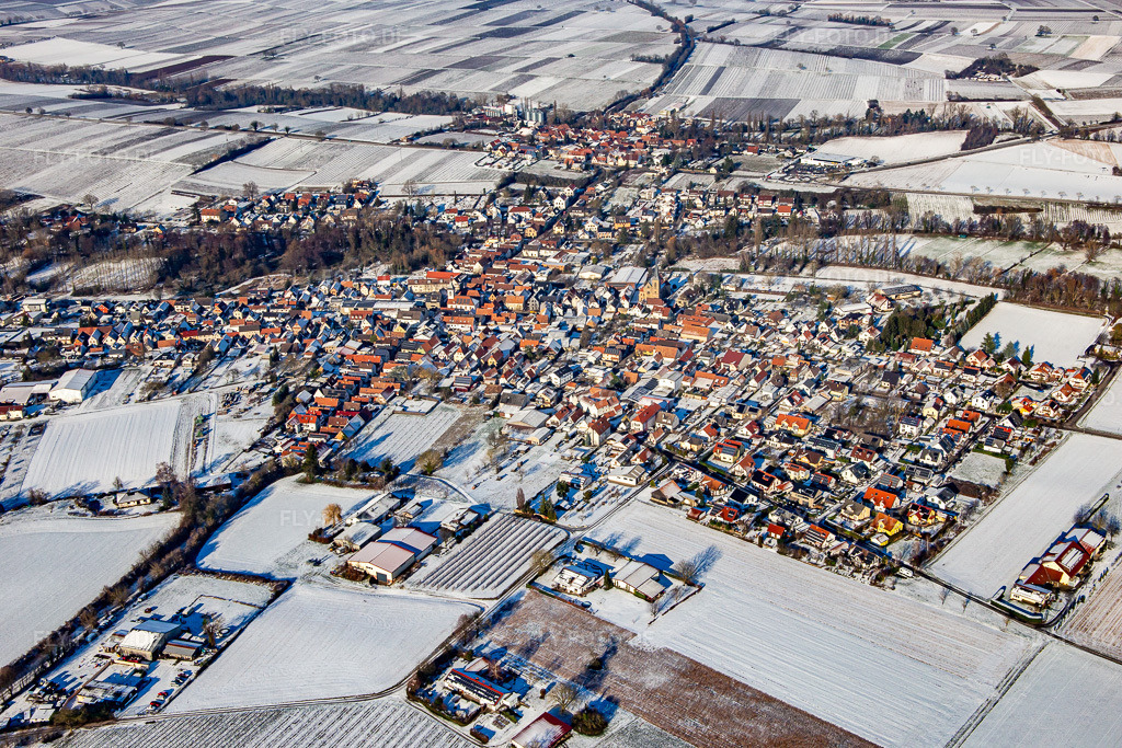 Luftbild: Ortsansicht von Südosten bei Winter im Schnee im Ortsteil Ingenheim in Billigheim-Ingenheim im Bundesland Rheinland-Pfalz in Deutschland. Foto: IMG_139798.jpg vom 20.01.2024 durch Werner Riehm/FLY-FOTO.de