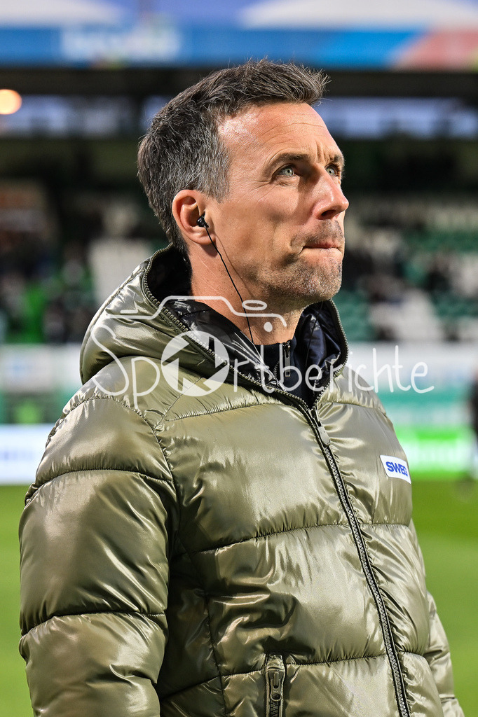SpVgg Greuther Fürth - Karlsruher SC | FUERTH, GERMANY - OCTOBER 24:  Christian EICHNER headcoach Karlsruher SC before the 2. bundesliga match between SpVgg Greuther Fuerth vs. Karlsruher SC on matchday 10 at Sportpark Ronhof Thomas Sommer on October 24, 2025 in Fuerth, Germany / DFL REGULATIONS PROHIBIT ANY USE OF PHOTOGRAPHS AS IMAGE SEQUENCES AND/OR QUASI-VIDEO