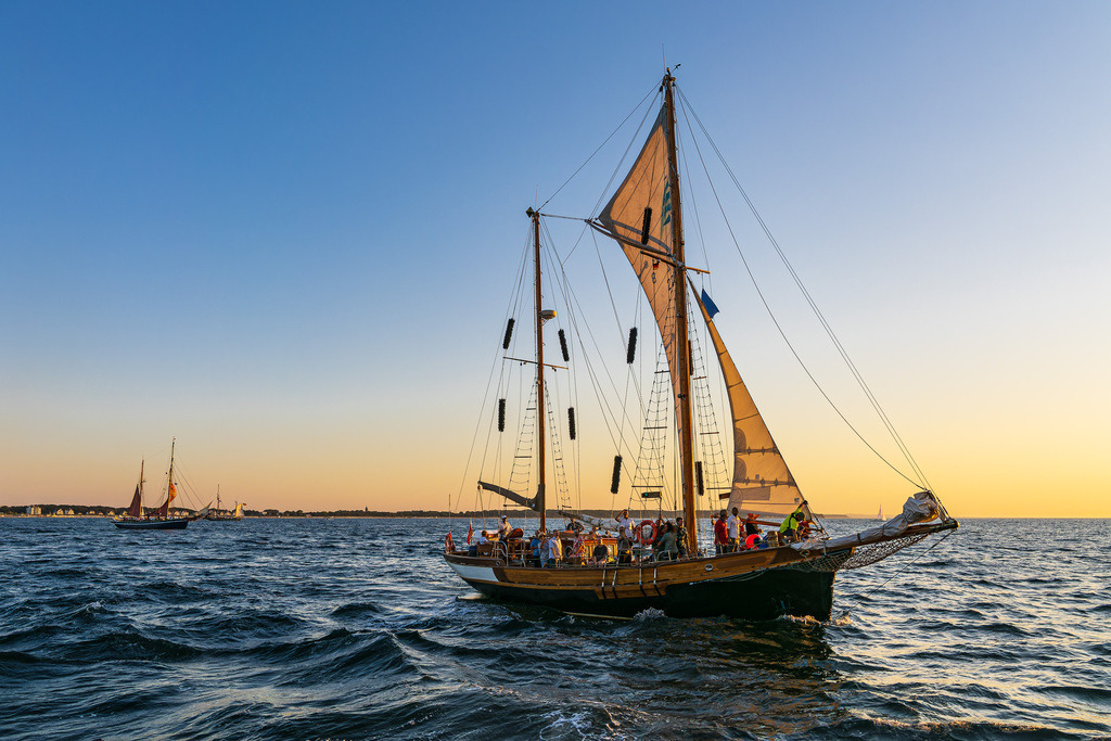 Segelschiffe im Sonnenuntergang auf der Hanse Sail in Rostock | Segelschiffe im Sonnenuntergang auf der Hanse Sail in Rostock.