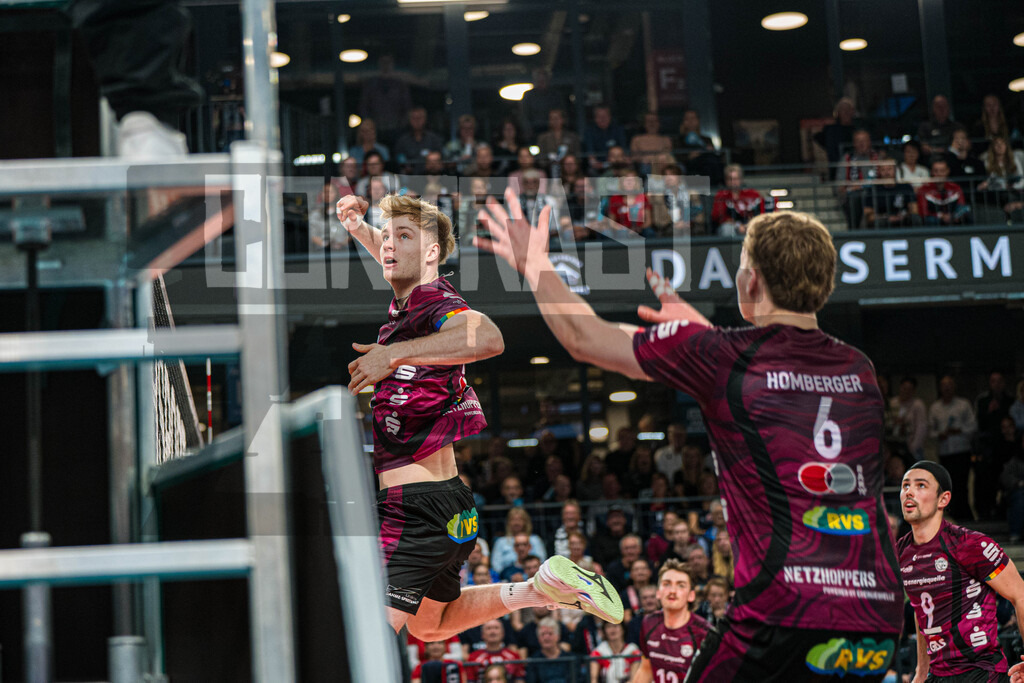 Volleyball I Herren I Saison 2025/2026 I Volleyball Bundesliga I 4. Spieltag I SVG Lüneburg - Energiequelle Netzhoppers KW | Carl Möller (7, Energiequelle Netzhoppers KW), Lovis Homberger (6, Energiequelle Netzhoppers KW) - Realisiert mit Pictrs.com