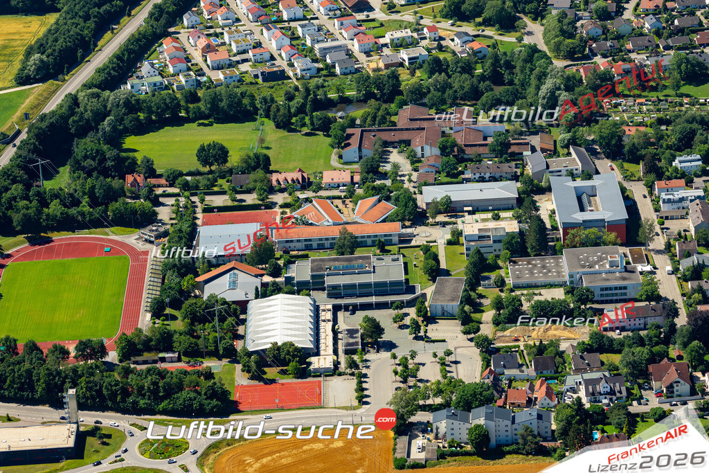 Das Luftbild der Stadt Aichach wurde 2022 vom Flugzeug heraus erstellt (keine Drohnen-Aufnahmen) Aufnahmehöhe ca.450 Meter- hohe Bildauflösung und Druck-Qualität. Garantiert!