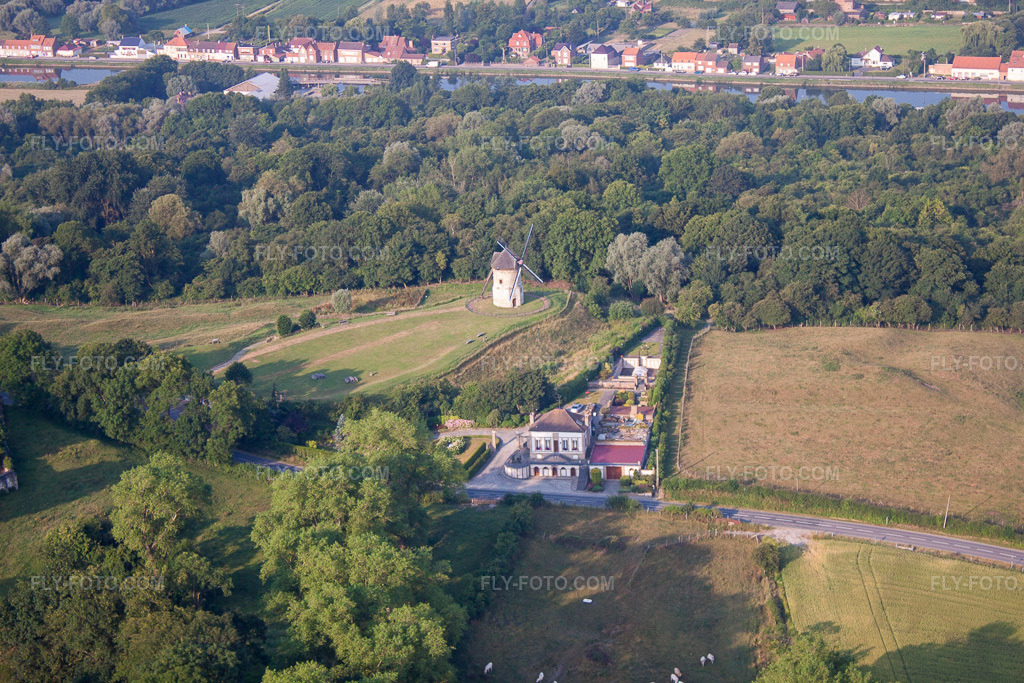 Aerial view: View of the town in Watten in the state North, France. – Photo: IMG_58903.jpg taken on 07/22/2013 by Werner Riehm/FLY-FOTO.com – Resolution of the original: 4752 x 3168 px