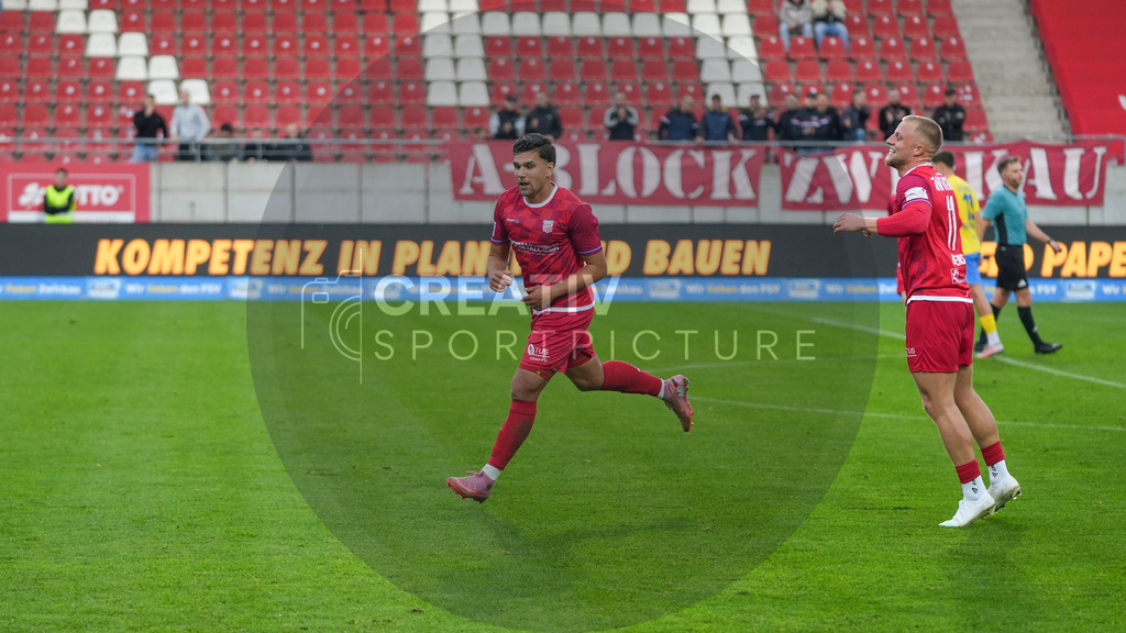 Fußball, Herren, Saison 2025/2026, Regionalliga Nordost, 14. Spieltag, FSV Zwickau vs. FSV 63 Luckenwalde, Samstag 01.11.2025, GGZ-Arena Zwickau | Fußball, Herren, Saison 2025/2026, Regionalliga Nordost, 14. Spieltag, FSV Zwickau vs. FSV 63 Luckenwalde, Samstag 01.11.2025, GGZ-Arena Zwickau, Im Bild: Jubel bei Cemal Sezer (Zwickau) nach seinem Treffer zum 2:0. - Realisiert mit Pictrs.com