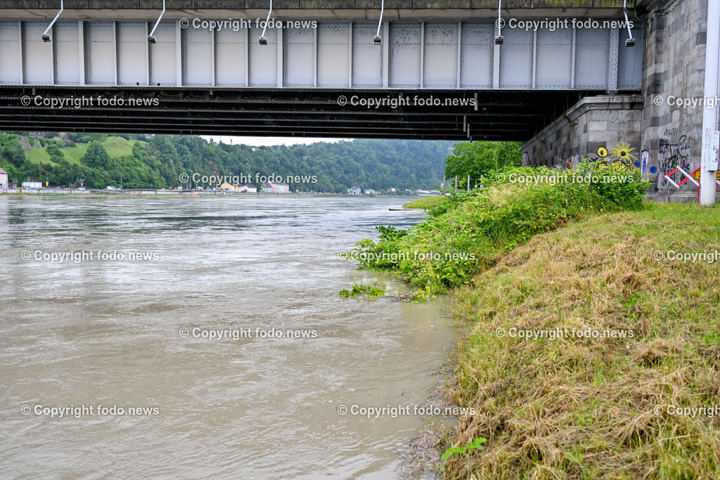 Linz_ Urfahr_ Hochwasserschutz_ 02.06.2024-24 | 02.06.2024, Linz, AUT, Urfahr, Hochwasser, im Bild Vorbereitung Hochwasserschutz Donaulaende Linz Urfahr, Hochstand Donau, Ufer