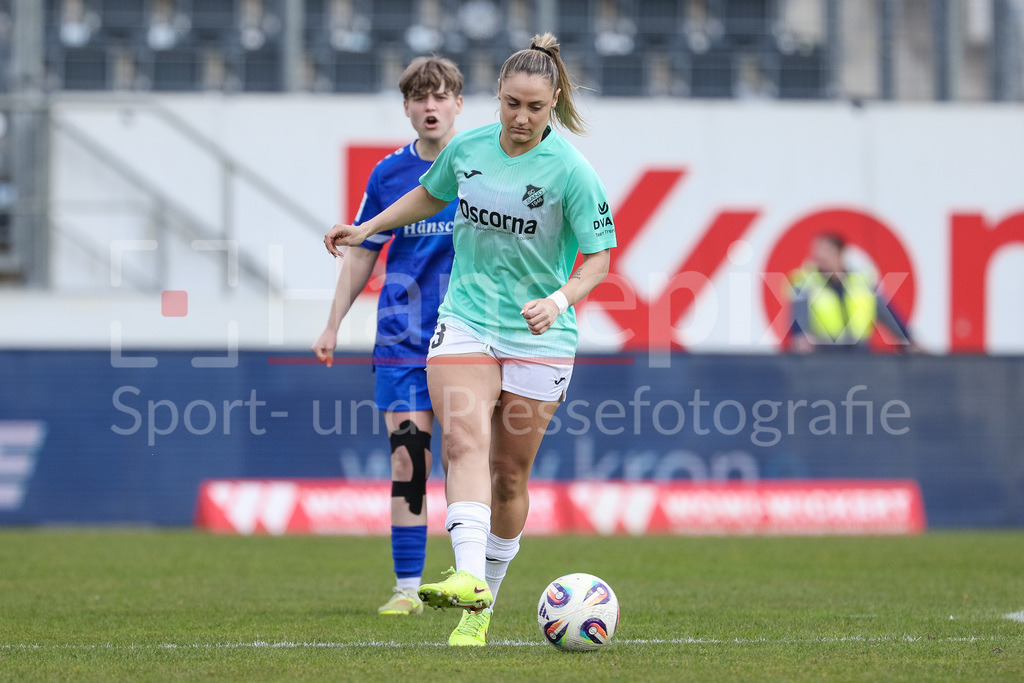 Fussball, 2. Frauen-Bundesliga, SV Meppen - SC Sand | Ivana Slipcevic (SC Sand, 23) am Ball, Einzelbild, Ganzkörper, Aktion, Action, Spielszene, DIE DFB-RICHTLINIEN UNTERSAGEN JEGLICHE NUTZUNG VON FOTOS ALS SEQUENZBILDER UND/ODER VIDEOÄHNLICHE FOTOSTRECKEN. DFB REGULATIONS PROHIBIT ANY USE OF PHOTOGRAPHS AS IMAGE SEQUENCES AND/OR QUASI-VIDEO.