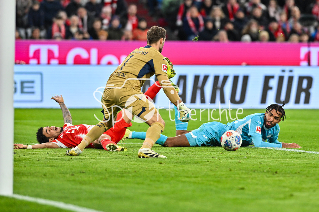 FC Bayern München - TSG 1899 Hoffenheim | MUNICH, GERMANY - 08. FEBRUARY: strittige Szene - Luis DIAZ (FC Bayern Munich 14) im Duell mit Kevin AKPOGUMA (TSG Hoffenheim 25), Oliver Baumann (TSG Hoffenheim 1) / Elfmeter / rote Karte / Zweikampf während dem Bundesligamatch zwischen dem FC Bayern München und der TSG 1899 Hoffenheim am 21. Spieltag in der Allianz Arena / DFL REGULATIONS PROHIBIT ANY USE OF PHOTOGRAPHS AS IMAGE SEQUENCES AND/OR QUASI-VIDEO