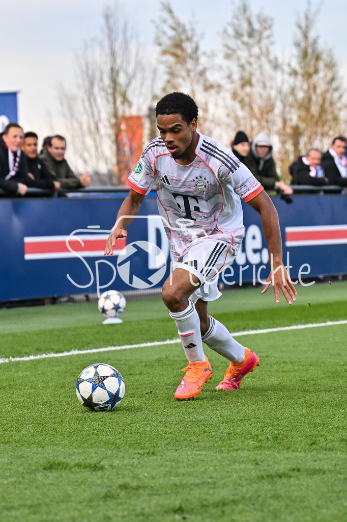 Paris Saint Germain U19 - FC Bayern München U19 | PARIS, FRANKREICH - 4. NOVEMBER: am Ball Chivano WIJKS (FCB Bayern München U19 2) beim Ligaspiel zwischen der U19 von Paris Saint Germain und der U19 des FC Bayern München am 4. Spieltag der UEFA Youth League am PSG Campus am 04.11.2025