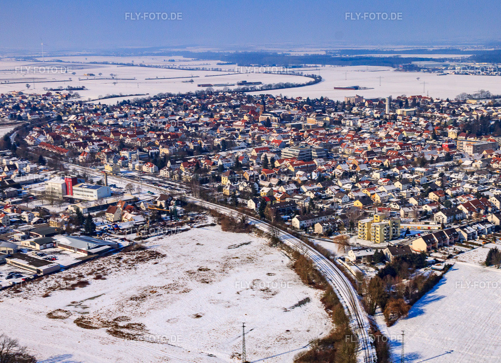 Stadtansicht mit Bahnlinie von Südosten   im Winter bei Schnee | Luftbild: Stadtansicht mit Bahnlinie von Südosten   im Winter bei Schnee in Kandel im Bundesland Rheinland-Pfalz in Deutschland. Foto: IMG_24369.jpg vom 16.02.2010 durch Werner Riehm/FLY-FOTO.de - Realisiert mit Pictrs.com
