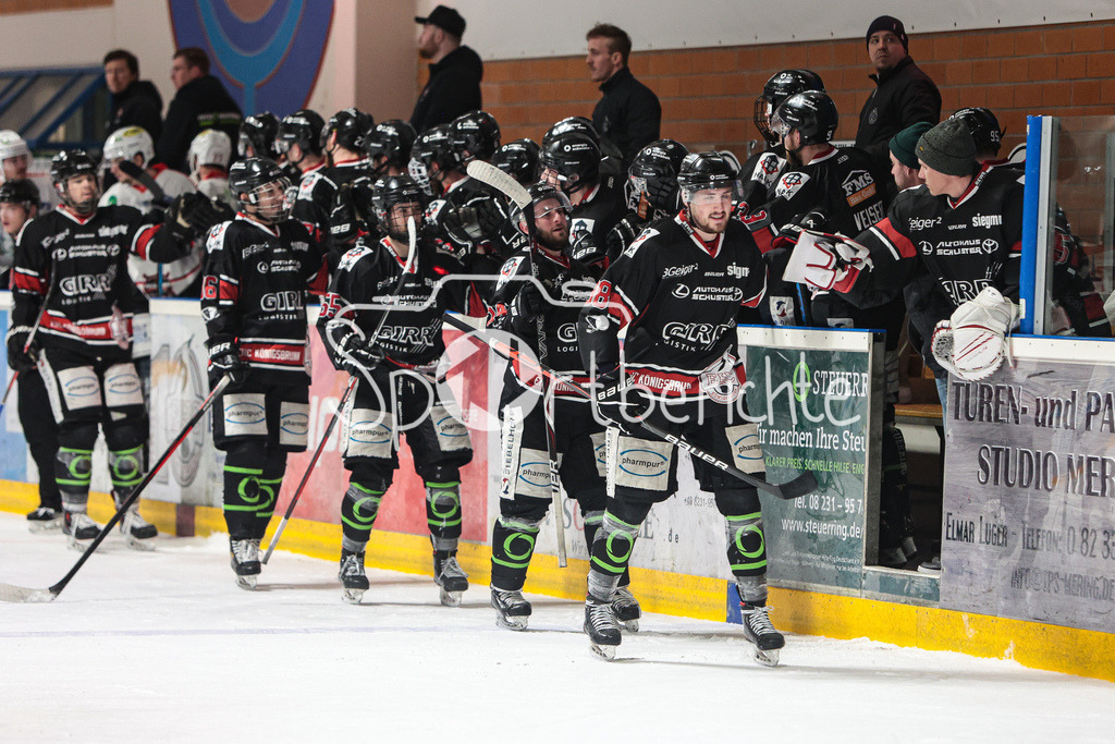 EHC Königsbrunn - TSV Peißenberg | Erneuter Jubel der Koenigsbrunner nach dem Treffer zum 3-0 durch Julian BECHER (EHC #98)