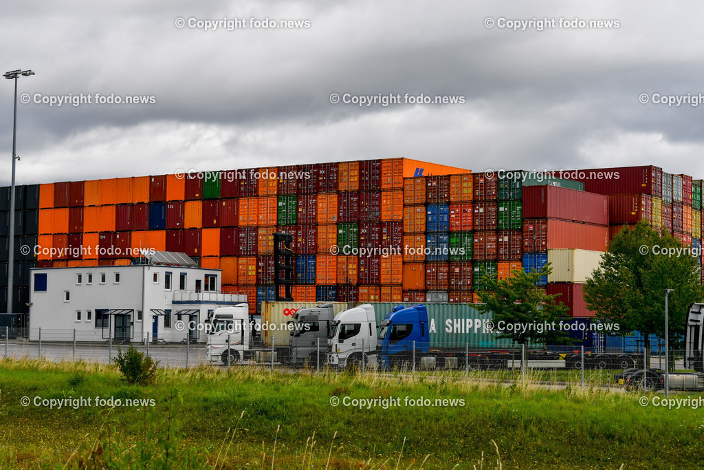 Deutschland_ Baden-Wuerttemberg_ Ulm_ 31.08.2025-2 | 31.08.2025, Deutschland, GER, Baden-Wuerttemberg, Ulm, im Bild Themenbild, Gueterverkehr, kombinierter Verkehr, Containerumschlag, Bahn-Logistik, Intermodaltransport, nachhaltiger Guetertransport, Schiene-Straße-Anbindung, Logistikzentrum, Transportknotenpunkt, Infrastruktur Ulm, DUSS, Frachtverteilung, Gueterdrehscheibe, Logistiknetzwerk, umweltfreundlicher Transport, Container, Fracht, Kran, Stapel, Feature, Symbolbild