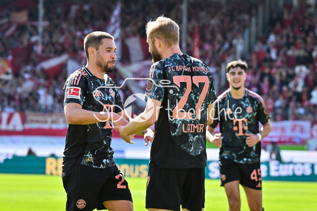 1. FC Heidenheim - FC Bayern München | Jubel der Gaeste nach dem Treffer zum 0-2 duch Konrad LAIMER (FC Bayern Muenchen 27) / Tor / Torschuetze / Freude / Happy / Bundesliga: 1. FC Heidenheim - FC Bayern Muenchen, Voith Arena am 19.04.2025