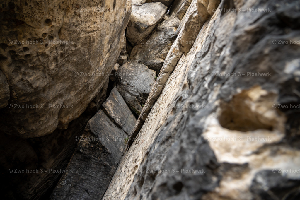 Frienstein_Idagrotte_Felswand_Felsspalt_Unschaerfe | 2022-09-02_Waldbrandgebiete_2 - Realisiert mit Pictrs.com