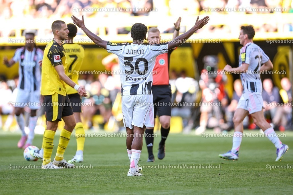 BVB10082501043 | 10.08.2025, Fußball, Borussia Dortmund - Juventus Turin, Testspiel, Signal Iduna Park, Saison 2025 2026: Jonathan David&nbsp;(Juventus Turin #30) gestikulierend richtung Schiedsrichter   DFB regulations prohibit any use of photographs as image sequences and or quasi-video.
