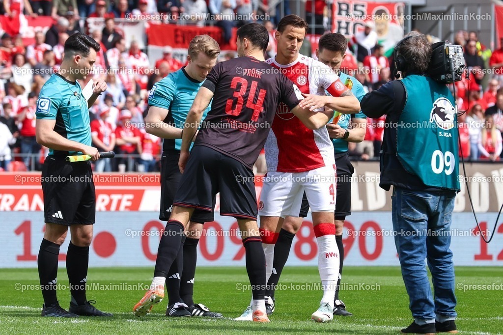 xKWIx11042601045 | 2026.04.11, xkwix, Fußball, 3.Liga, Rot-Weiss Essen -  FC Ingolstadt, Stadion an der Hafenstraße, 33.Spieltag, Saison 2025 / 2026: Lukas Fröde (FC Ingolstadt 04 #34) und Michael Schultz (Rot-Weiss Essen #4) beim Münzwurf DFB regulations prohibit any use of photographs as image sequences and or quasi-video. Photo: xKamilxWilkowskixPressefotoKochx