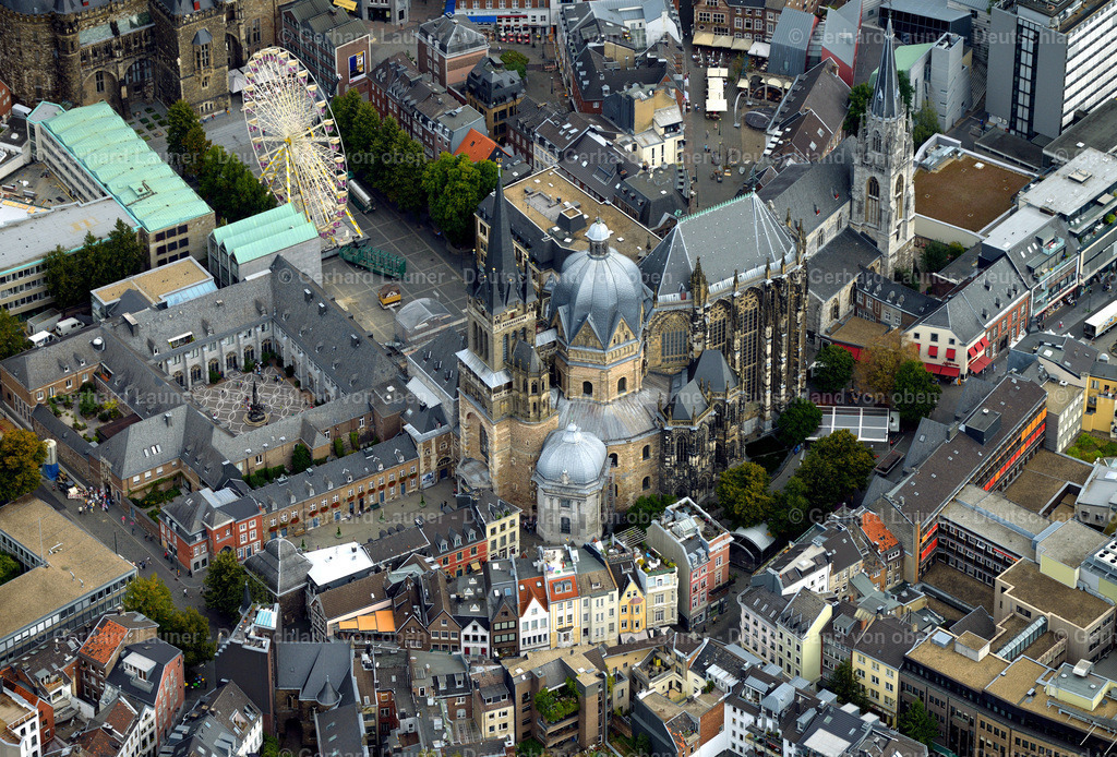 3293534 | Aachener Dom, auch Hoher Dom zu Aachen, Aachener Münster oder Aachener Marienkirche, ist die Bischofskirche des Bistums Aachen und das bedeutendste Wahrzeichen der Stadt Aachen