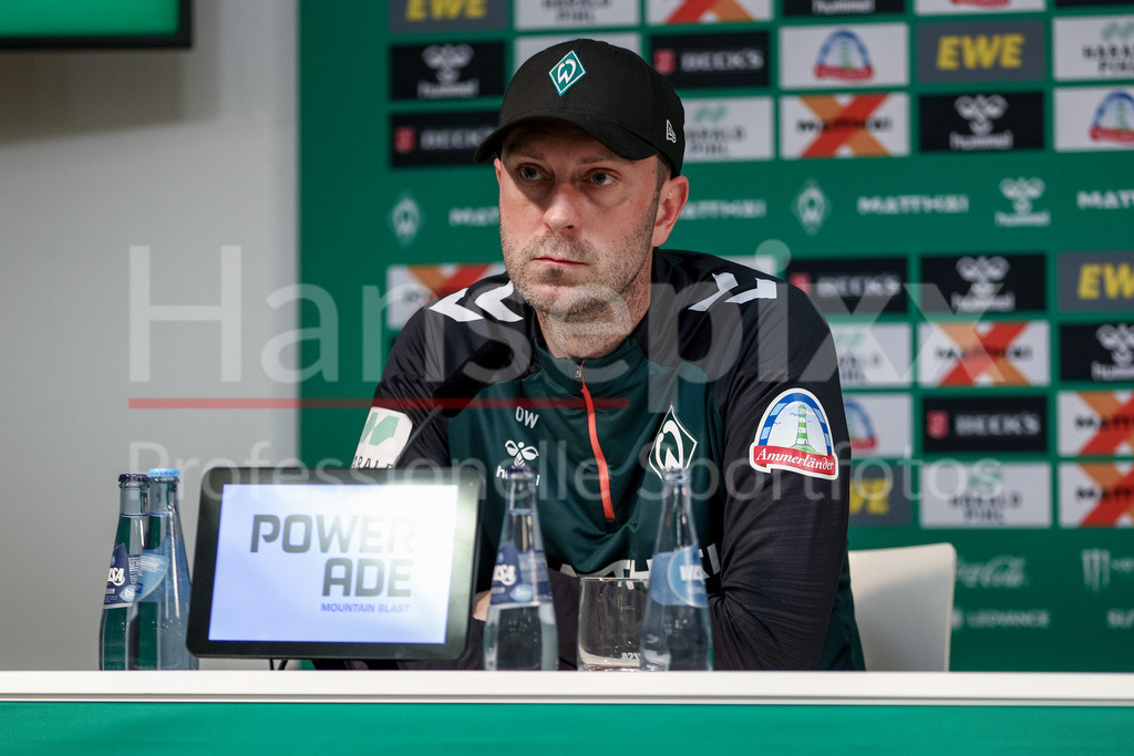 Fussball, Bundesliga, SV Werder Bremen - FC St. Pauli | Ole Werner (Trainer, Cheftrainer, SV Werder Bremen) während der Pressekonferenz , Portrait, Nahaufnahme, Einzelfoto, Einzelbild, DIE DFL-RICHTLINIEN UNTERSAGEN JEGLICHE NUTZUNG VON FOTOS ALS SEQUENZBILDER UND/ODER VIDEOÄHNLICHE FOTOSTRECKEN. DFL REGULATIONS PROHIBIT ANY USE OF PHOTOGRAPHS AS IMAGE SEQUENCES AND/OR QUASI-VIDEO.