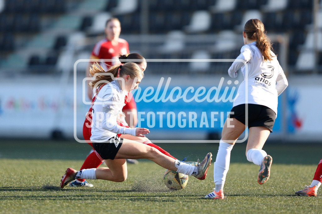 Fußball I Frauen I Saison 2025-2026 I Testspiel I FSV Gütersloh - SpVg Aurich-67 | Anna Stockmann (22, FSV Gütersloh) Sina Brühl (6, SpVg Aurich)  - Realisiert mit Pictrs.com