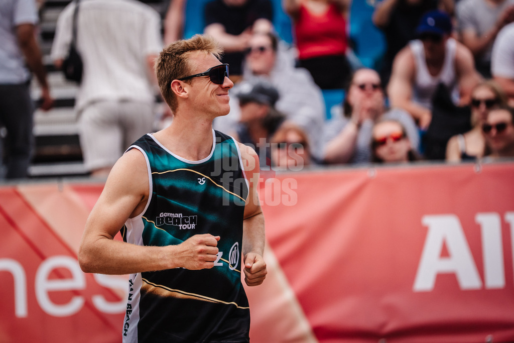 Beachvolleyball | Männer | Allianz German Beach Tour 2025 | Tourstop Hamburg | 01.06.2025 | Jonas Reinhardt läuft in die Arena ein