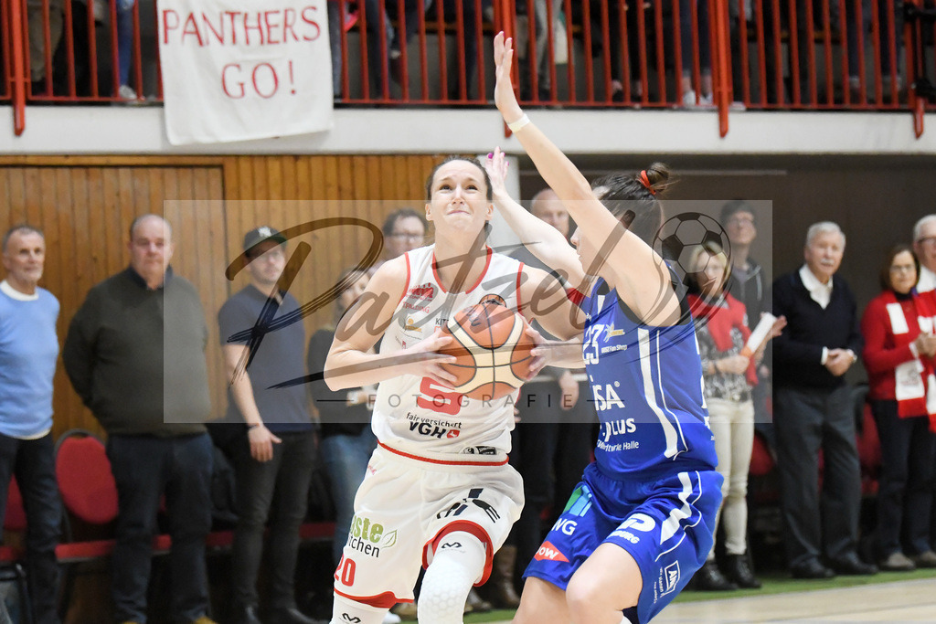 20200126_PANHAL_0021 | Basketball, Frauen: Kata Takacs (GiroLive-Panthers Osnabrück) und Snezana Aleksic (GISA LIONS SV Halle) im Zweikampf beim Spiel der Toyota DBBL zwischen GiroLive-Panthers Osnabrück vs. GISA LIONS SV Halle am 26.01.2020 im Panthers Dome in Osnabrück, Deutschland.(Foto von Nico Paetzel) - Realisiert mit Pictrs.com
