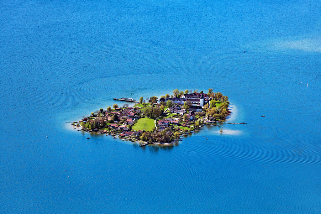 dr__0062201.jpg | CHIEMSEE 09.05.2021 Fraueninsel in Chiemsee im Bundesland Bayern, Deutschland mit der Abtei der Benediktinerinnen Frauenwörth. // Fraueninsel in the Chiemsee in the state of Bavaria, Germany with the abbey of the Benedictine women Frauenwoerth. Foto: Daniel Reiter