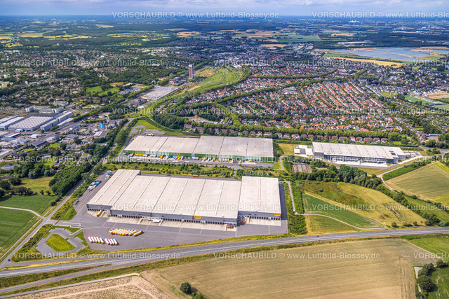 Kamp-Lintfort240705665 | Luftbild, duisport logport IV, Logistik Gewerbegebiet, E-Commerce-Unternehmen Chal-Tec Fulfillment GmbH, Poco Logistik Zentrum, Norddeutschlandstraße, Bohnen Logistik am Vinnmannsweg, Ortsansicht Kamp-Lintfort Süd, hinten der Zechenpark LAGA Park und Förderturm,  Fernsicht und blauer Himmel mit Wolken, Lintfort, Kamp-Lintfort, Ruhrgebiet, Nordrhein-Westfalen, Deutschland