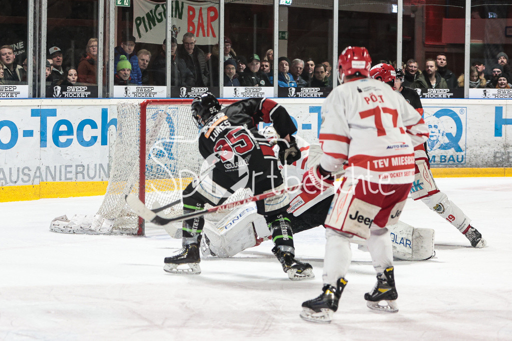 EHC Königsbrunn - TEV Miesbach | Max LUKES (EHC #95) erzielt in dieser Szene den Treffer zum 2-1 fuer die Hausherren / Tor / Torjubel
