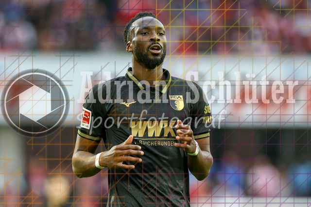 1. FC Köln vs FC Augsburg - 1. Bundesliga  | Köln, Deutschland, 18.10.25:   Chrislain Matsima (FC Augsburg) schaut waehrend des Spiels der 1. Bundesliga zwischen  1. FC Köln vs FC Augsburg im RheinEnergieStadion(Foto von Brauer-Fotoagentur / Adrian Schlueter)