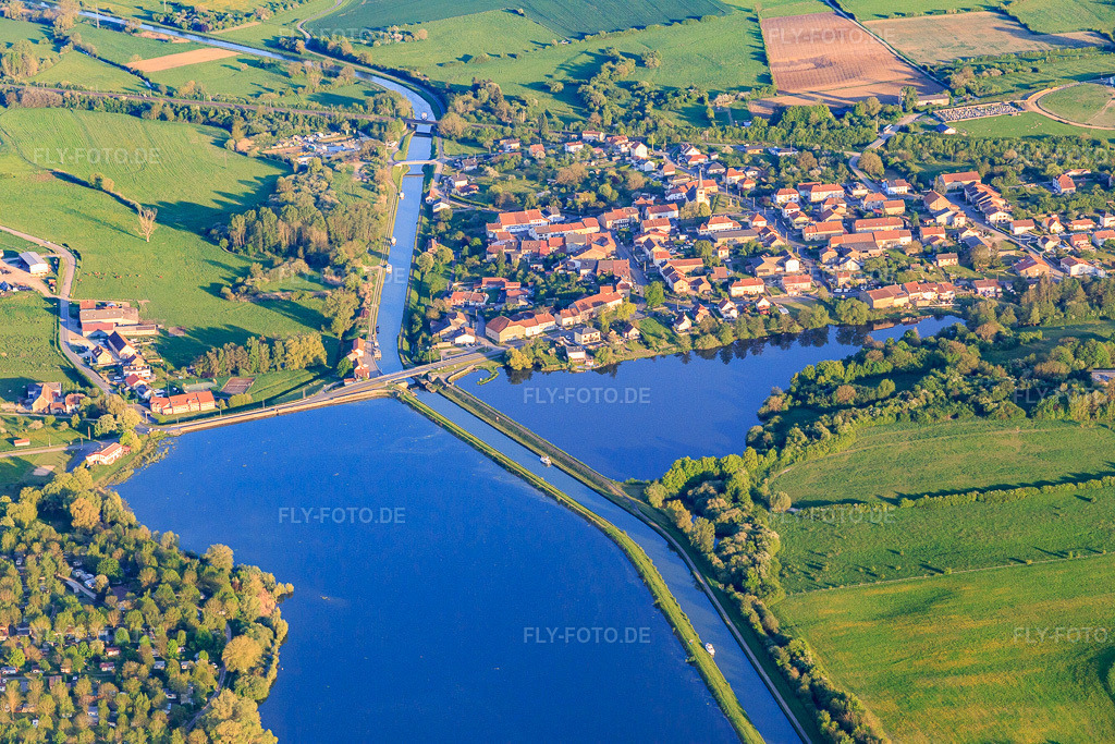 Luftbild: Ortsansicht am Rhein Marne Kanal in Gondrexange im Bundesland Moselle in Frankreich. Foto: IMG_146170.jpg vom 01.05.2025 durch Werner Riehm/FLY-FOTO.de
