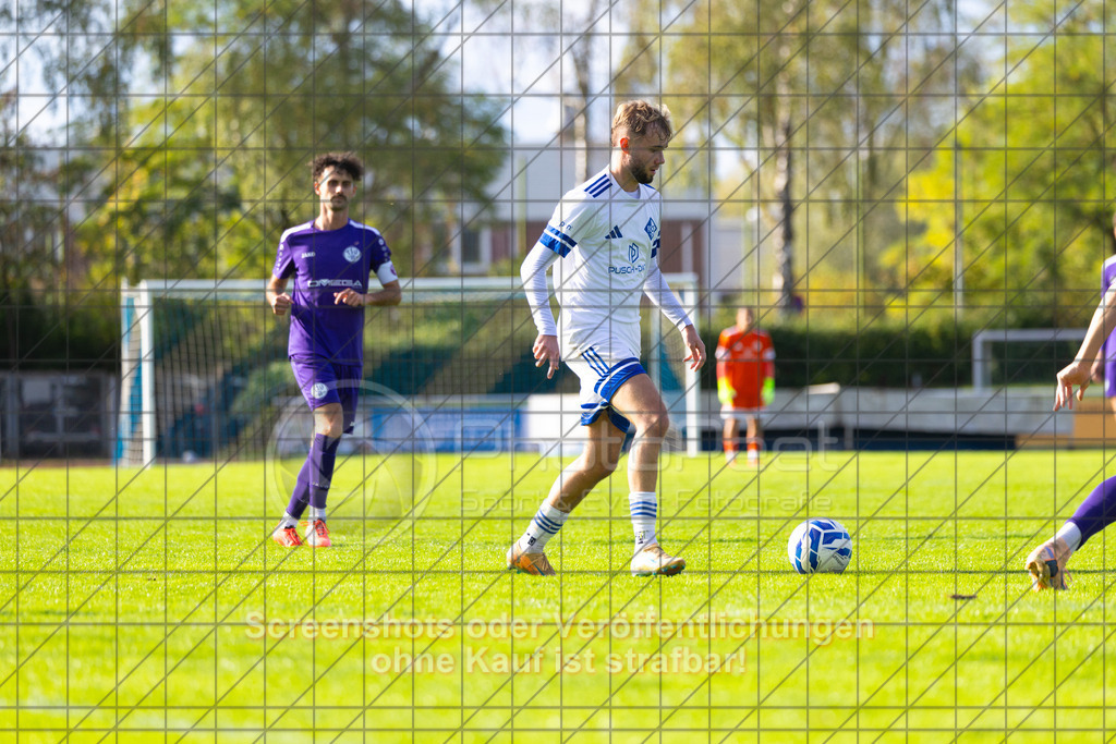 20261010_160215_0430_(c)_by_PhotoPeet | #,1.FC Eislingen (weiß) vs. TSV Bernhausen (lila), Fussball, Landesliga 2 - wfv, 11. Spieltag, Saison 2026/2027, Rasenplatz, Eichbachstation, Haldenstraße, 73054 Eislingen, 10.10.2026 - 15:30 Uhr,Foto: PhotoPeet / Sport- &amp; Eventfotografie / Peter Harich