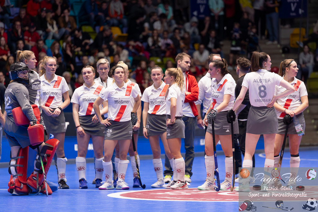 Volvo E.R.B. Final 4 Halbfinale Frauen: Der Club an der Alster - Berlienr HC, 25.01.2025 | Katharina Haid (Der Club an der Alster #26) &amp; Marie Charlotte Jeltsch (Der Club an der Alster #21) &amp; Katharina Kirschbaum (Der Club an der Alster #8) &amp; Klara Batschko (Der Club an der Alster #32) &amp; Emma Davidsmeyer (Der Club an der Alster #9) &amp; a24., Der Club an der Alster - Berlienr HC, Frankfurt, Süwag Arena, 25.1.2025 - Realisiert mit Pictrs.com