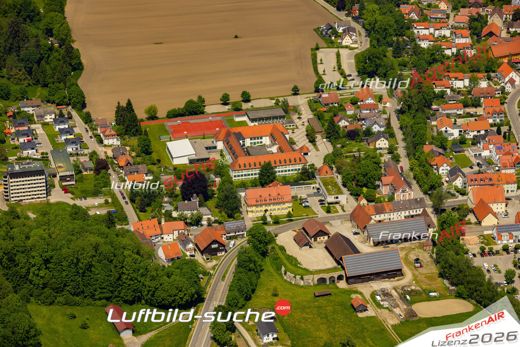 Das Luftbild zeigt realschule Mindelheim - Die Luftaufnahme wurde 2023 vom UL-Flugzeug aus erstellt ( keine Drohne ) - Hochauflösende Luftaufnahme - Für grossformatige Ausdrucke geeignet. Die Geschenkidee !Mit Lizenz und Bildrechte bestellbar