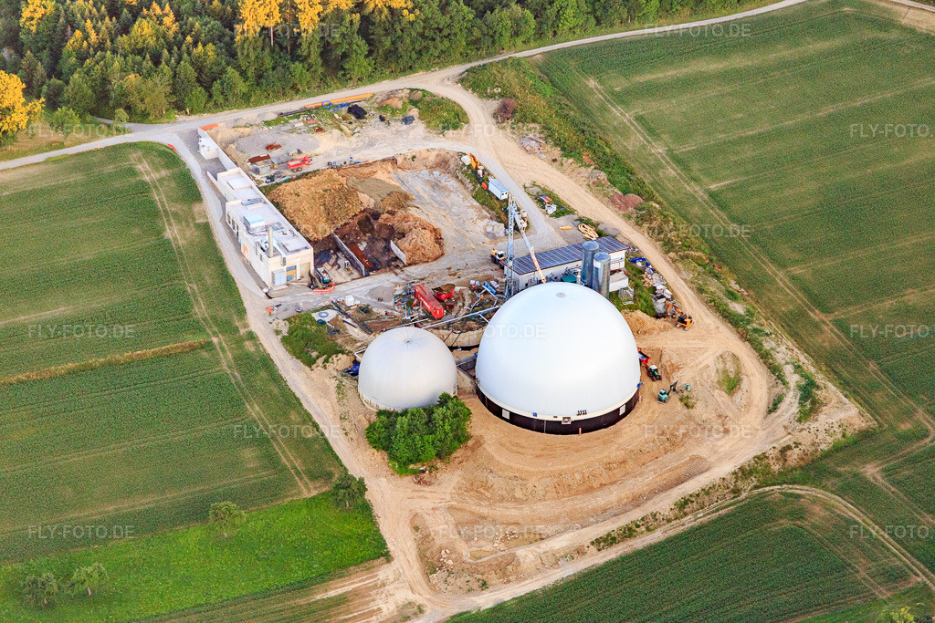 Luftbild: Biogasreaktoren und PV-Dächer in Sulz am Neckar im Bundesland Baden-Württemberg in Deutschland. Foto: IMG_149101.jpg vom 28.06.2025 durch Werner Riehm/FLY-FOTO.de