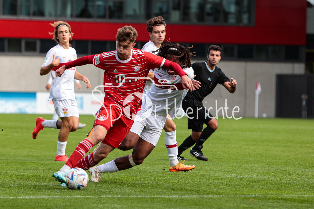 FC Bayern Muenchen U19 - VfB Stuttgart U19 | Paul WANNER (FCB #7) im Duell mit Peter REINHARDT (VfB #2)