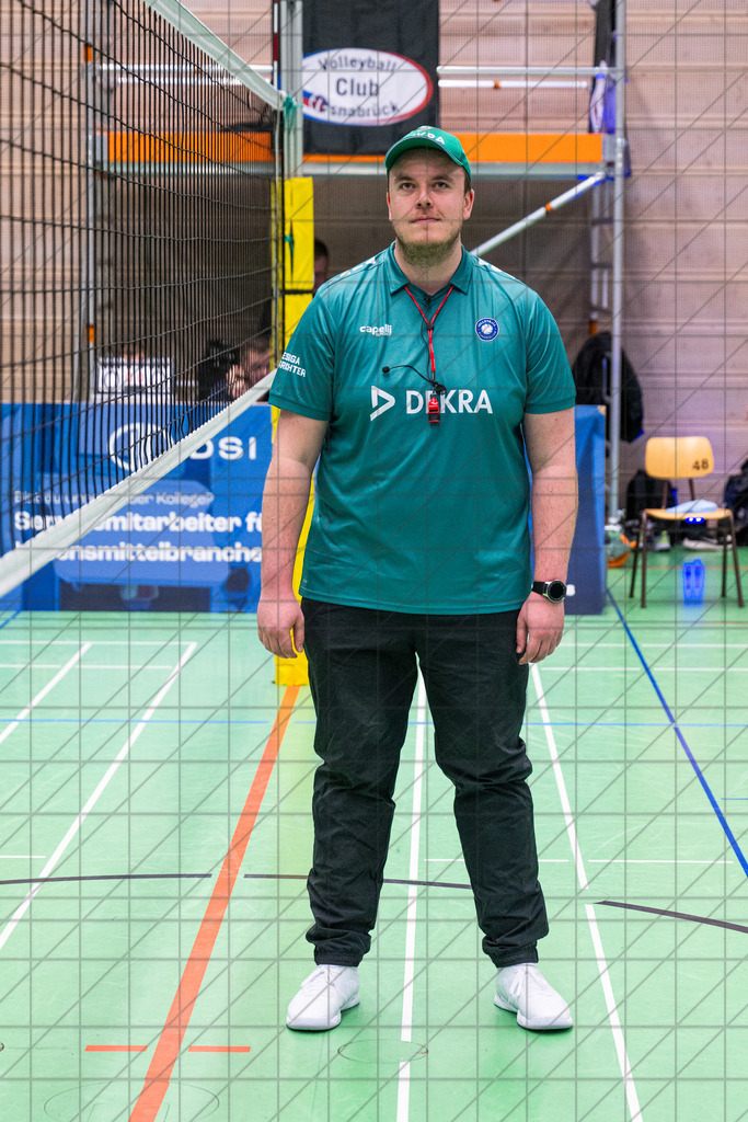 2. VBLF Nord 25/26 | Spiel 4065 | VC Osnabrück vs. TUSA City Girls Düsseldorf | Schiedsrichter bei der Begrüßung. //  10.01.26: 2. VBLF Nord 25/26 | Spiel 4065 | VC Osnabrück vs. TUSA City Girls Düsseldorf / Osnabrück / Deutschland  //   CREDIT:www.bullenfotos.de, Martin König, Hörner Weg 40, D-49078 Osnabrück, +4917663732967 // Nutzung und Weitergabe nur zu den vereinbarten Zwecken. Presseanfragen an Ersteller. Alle Rechte beim Ersteller. Honorierung nach MFM. - Realisiert mit Pictrs.com