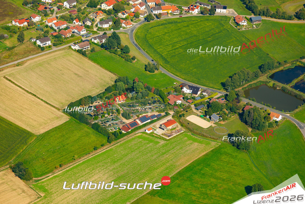 Das Luftbild zeigt : Hof Cham - Die Luftaufnahme wurde 2024 vom UL-Flugzeug aus erstellt ( keine Drohne ) - Hochauflösende Luftaufnahme - Für grossformatige Ausdrucke geeignet. Die Geschenkidee !Mit Lizenz und Bildrechte bestellbar