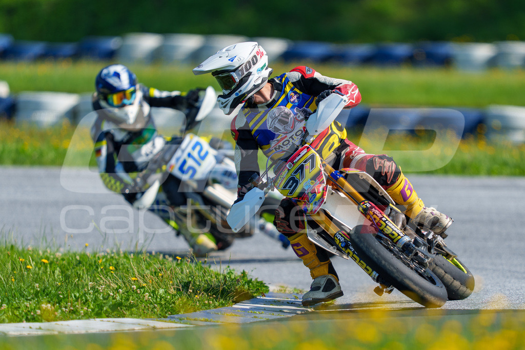 SuperMoto_Staatsmeisterschaft_Greinbach_093 | GRIPcapture steht für authentische Sportfotografie in Österreich – für Momente, die mehr sind als Geschwindigkeit oder Ergebnis. Es geht um Emotion, Spannung, Fokus und den Augenblick, der oft nur einen Wimpernschlag dauert.Ob Motorsport, Teamsport oder 
