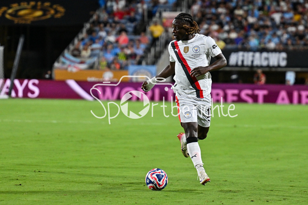 Manchester City - Al-Hilal SFC | am BAll Jeremy DOKU (Manchester City 11) / Einzelfoto / Freisteller / FIFA Club World Cup: Manchester City - Al-Hilal SFC, Camping World Stadium am 30.06.2025 / NOT FOR SALE IN USA