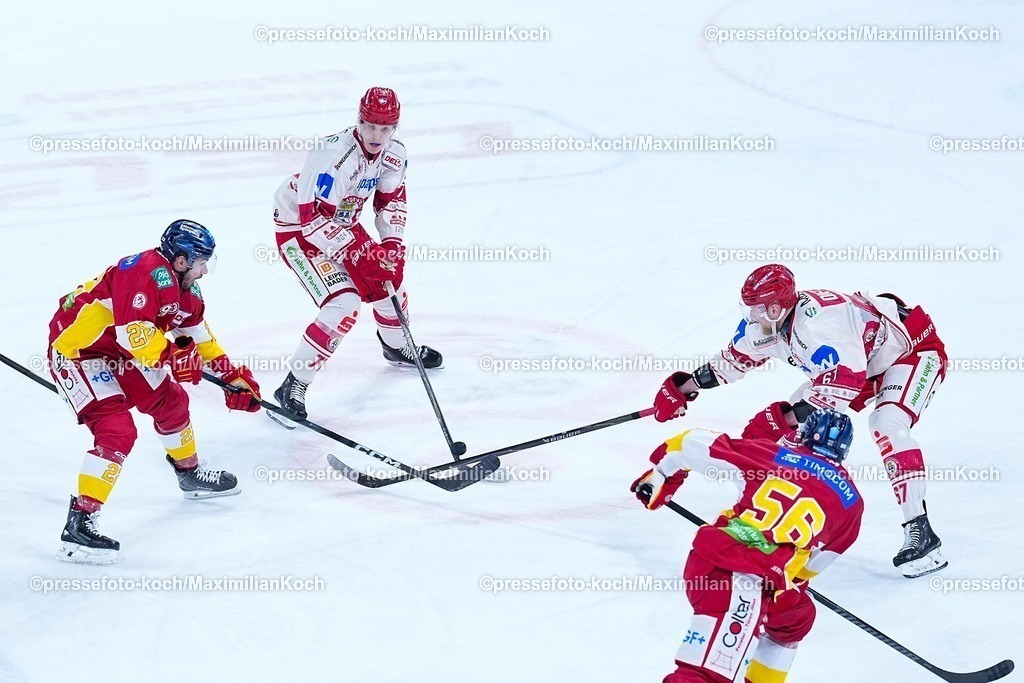 xYDRx20022601065 | 20.02.2026, xydrx, Eishockey, DEL2, Düsseldorfer EG - EV Landshut, PSD Bank Dome Düsseldorf: Erik Brandford (Düsseldorfer EG #22) im Zweikampf gegen Martin Has (EV Landshut #77) und Stanislav Dietz (EV Landshut #67)  Photo: xYannisxDreimannxPressefotoKochx