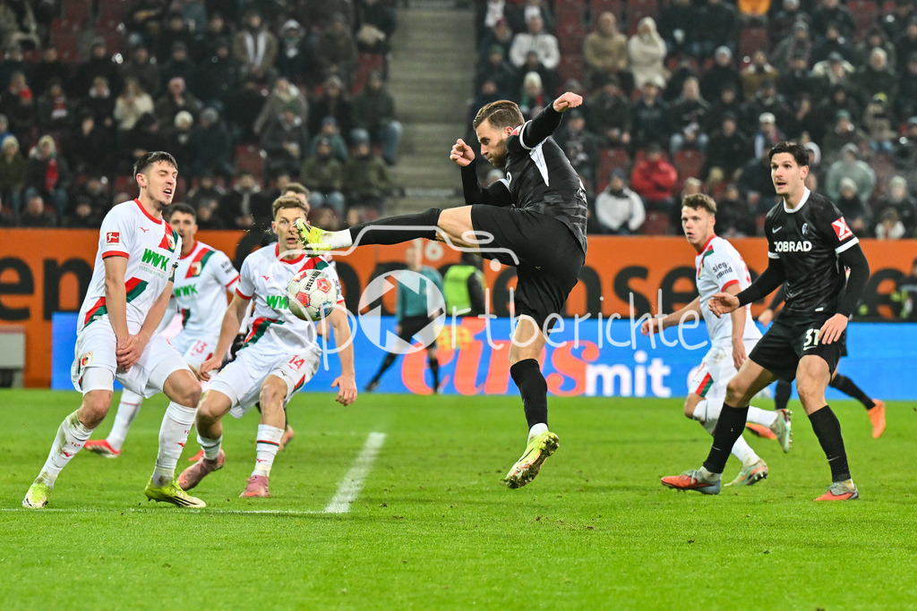 FC Augsburg - SC Freiburg | AUGSBURG, GERMANY - 18. JANUARY: im Duell Robin FELLHAUER (FC Augsburg 19) und Lucas HÖLER (SC Freiburg 9) während dem Bundesligamatch zwischen dem FC Augsburg und dem SC Freiburg am 18. Spieltag in der WWK-Arena / DFL REGULATIONS PROHIBIT ANY USE OF PHOTOGRAPHS AS IMAGE SEQUENCES AND/OR QUASI-VIDEO