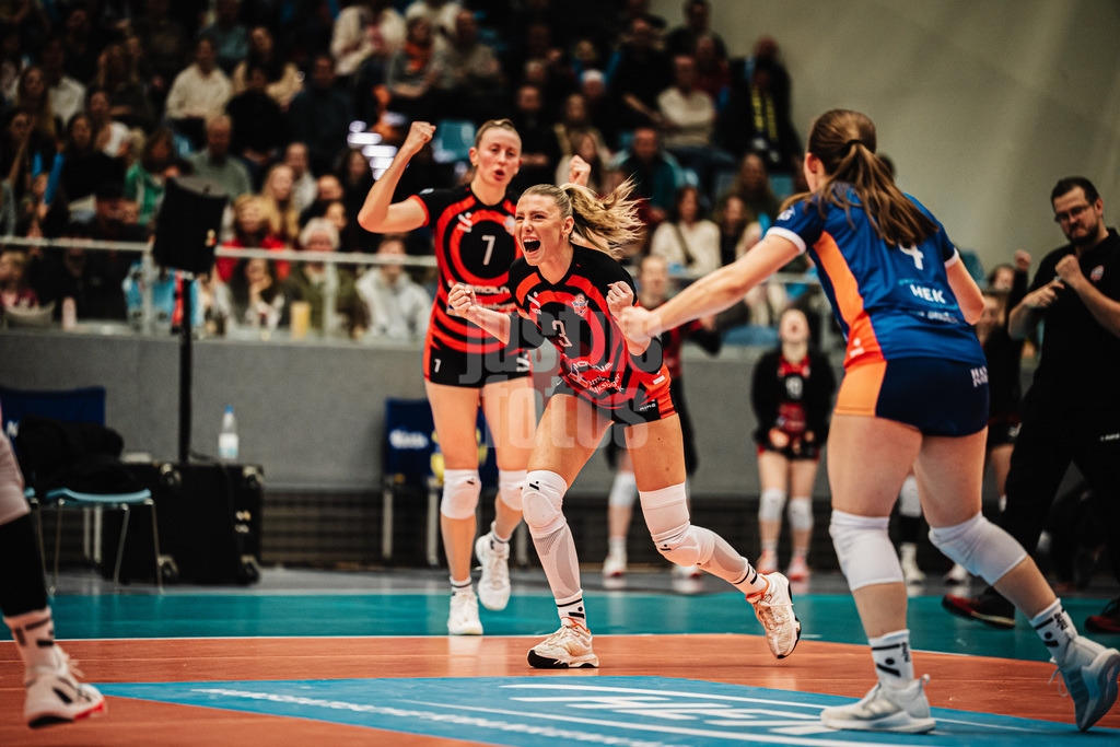Volleyball | Frauen | Saison 2025/2026 | Volleyball Bundesliga | ETV Hamburger Volksbank Volleys vs. SSC Palmberg Schwerin | 17.01.2026 | ETV jubelt, in der MItte Lina Köster (#3, ETV Hamburger Volksbank Volleys)