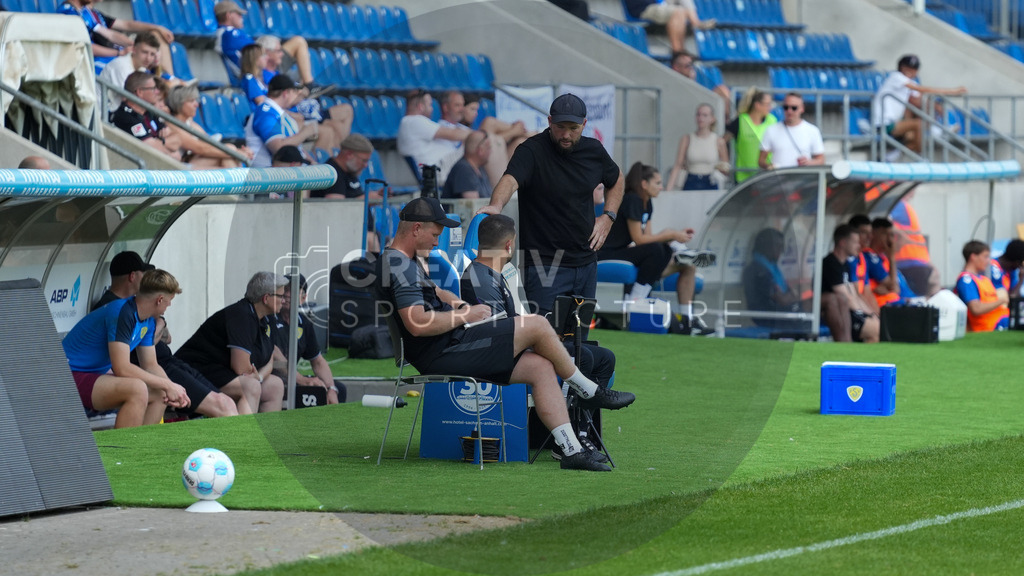 Fußball, Herren, Saison 2025/2026, Regionalliga Nordost, 3. Spieltag, 1.FC Magdeburg II vs. FSV 63 Luckenwalde, Samstag 09.08.2025, Avnet Arena Magdeburg | Fußball, Herren, Saison 2025/2026, Regionalliga Nordost, 3. Spieltag, 1.FC Magdeburg II vs. FSV 63 Luckenwalde, Samstag 09.08.2025, Avnet Arena Magdeburg, Im Bild: Michael Braune (Cheftrainer Luckenwalde) im Austausch mit seinen Co-Trainern. - Realisiert mit Pictrs.com