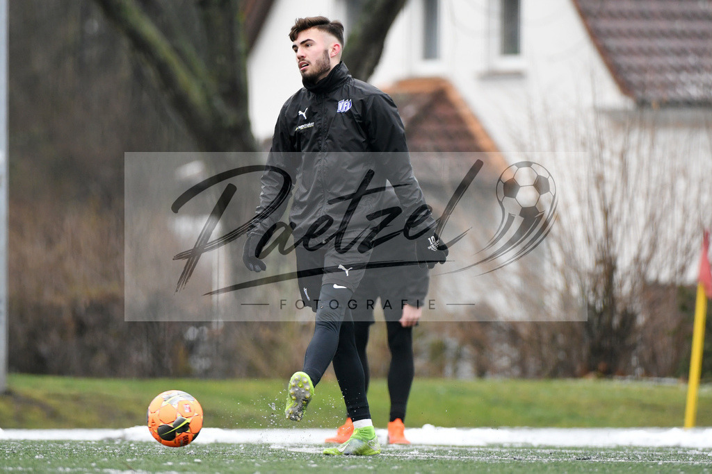 20200226_TRAOSN_0036 | Fussball, Herren: Marc Auge (VFL Osnabrueck U19) in Aktion, am Ball, Einzelaktion waehrend der Trainingseinheit des VfL Osnabrueck im Sportpark Illoshoehe am 26.02.2020 in Osnabrueck, Deutschland. - Realisiert mit Pictrs.com