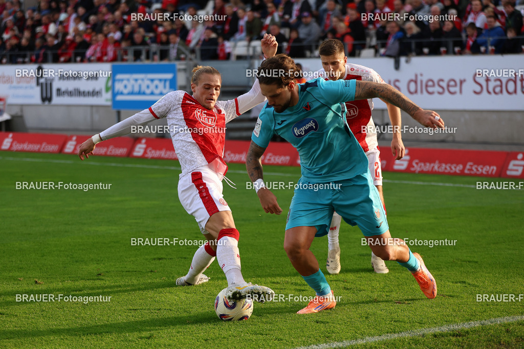 Rot-Weiss Essen - Viktoria Köln - 3.Liga | Essen, Deutschland, 18.10.2025Tom Moustier  (Rot-Weiss Essen) und Florian Engelhardt (Viktoria Köln)  im Kampf um den Ball  während des 3.Liga Spiels zwischen Rot-Weiss Essen- Viktoria Köln im Stadion an der Hafenstraße am 01.08.2025 in Essen. (Foto von Timo Bluhmki-Schmidt/ Brauer Fotoagentur