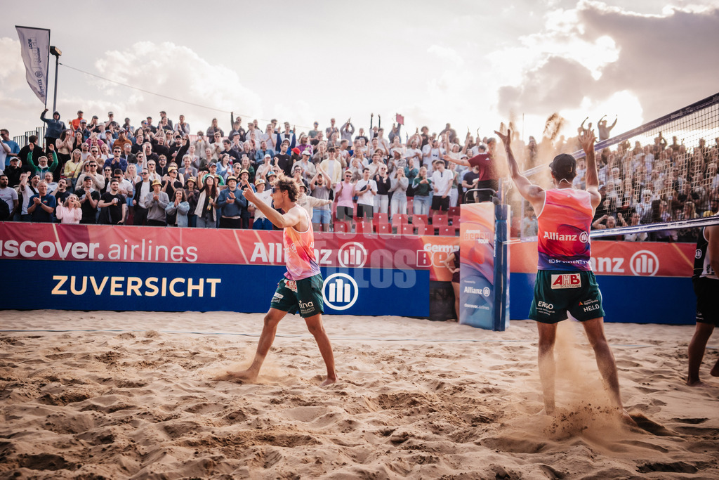 Beachvolleyball | Männer | Allianz German Beach Tour 2025 | Tourstop Düsseldorf | 16.05.2025 | v.l. Hennes Nissen und Niklas Held jubeln nach dem Sieg