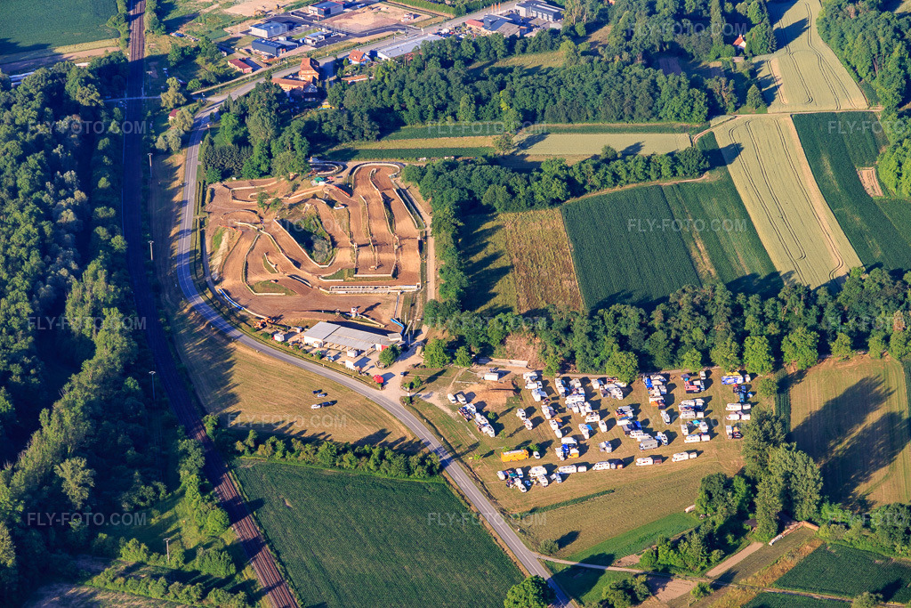 Aerial view: Moto club de Mothern race track in Lauterbourg in the state Bas-Rhin, France. – Photo: IMG_100950.jpg taken on 06/17/2017 by Werner Riehm/FLY-FOTO.com – Resolution of the original: 5472 x 3648 px – Mx - Mothern