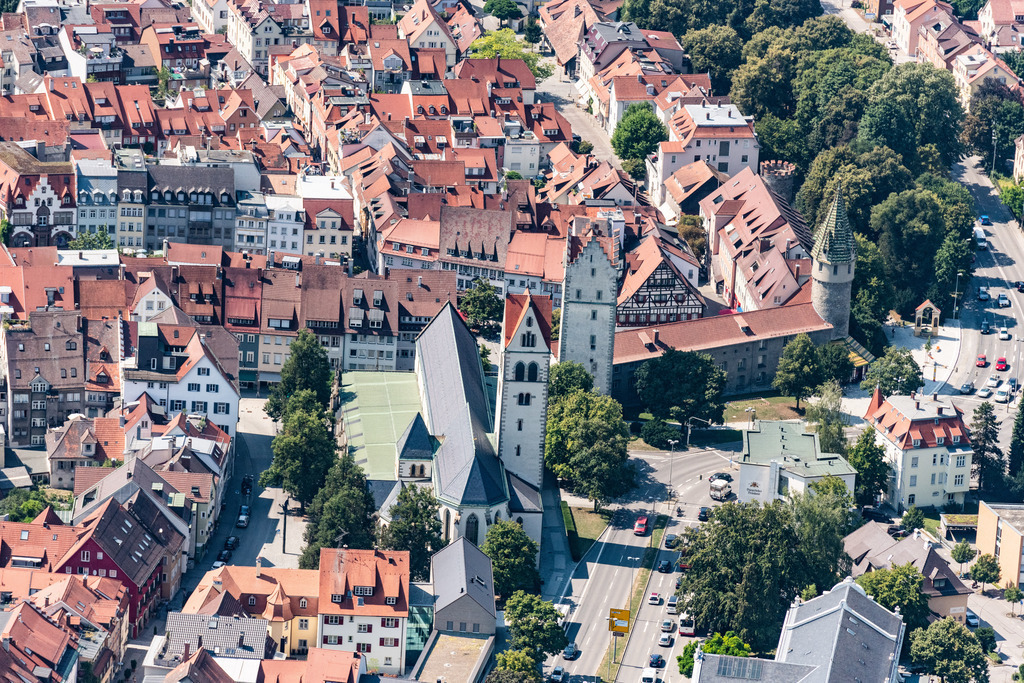 dr__0016113.jpg | RAVENSBURG 03.08.2018 Altstadtbereich und Innenstadtzentrum mit Blick auf das Frauentor und den Grünen Turm in Ravensburg im Bundesland Baden-Württemberg, Deutschland. // Old Town area and city center with Blick auf das Frauentor and den Gruenen Turm in Ravensburg in the state Baden-Wurttemberg, Germany. Foto: Daniel Reiter