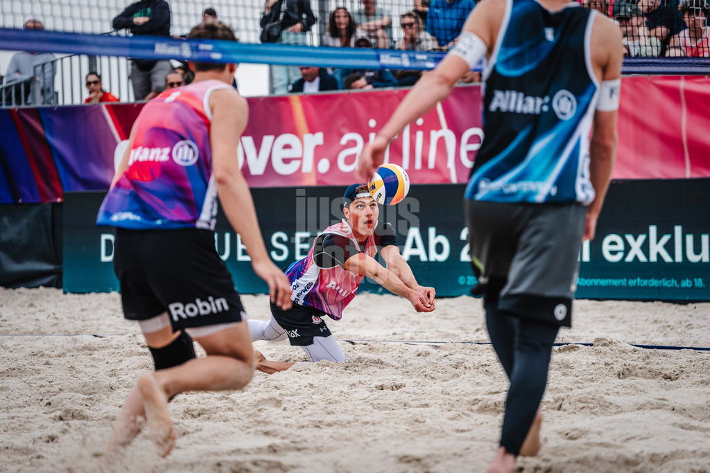 Beachvolleyball | Männer | German Beach Tour 2024 | Tourstop Düsseldorf | 19.05.2024 | Max Just auf dem Knie um an den Ball zu kommen