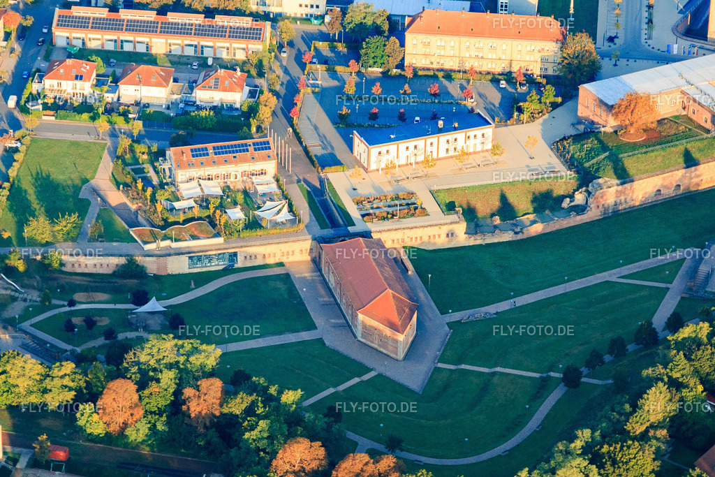 Grabenwehrgebäude im Stadtpark Fronte Lamotte http://www.germersheim.eu/ | Luftbild: Grabenwehrgebäude im Stadtpark Fronte Lamotte http://www.germersheim.eu/ in Germersheim im Bundesland Rheinland-Pfalz in Deutschland. Foto: IMG_129771.jpg vom 10.10.2021 durch ©2025 Werner Riehm fly-foto.de/copyright - Realisiert mit Pictrs.com