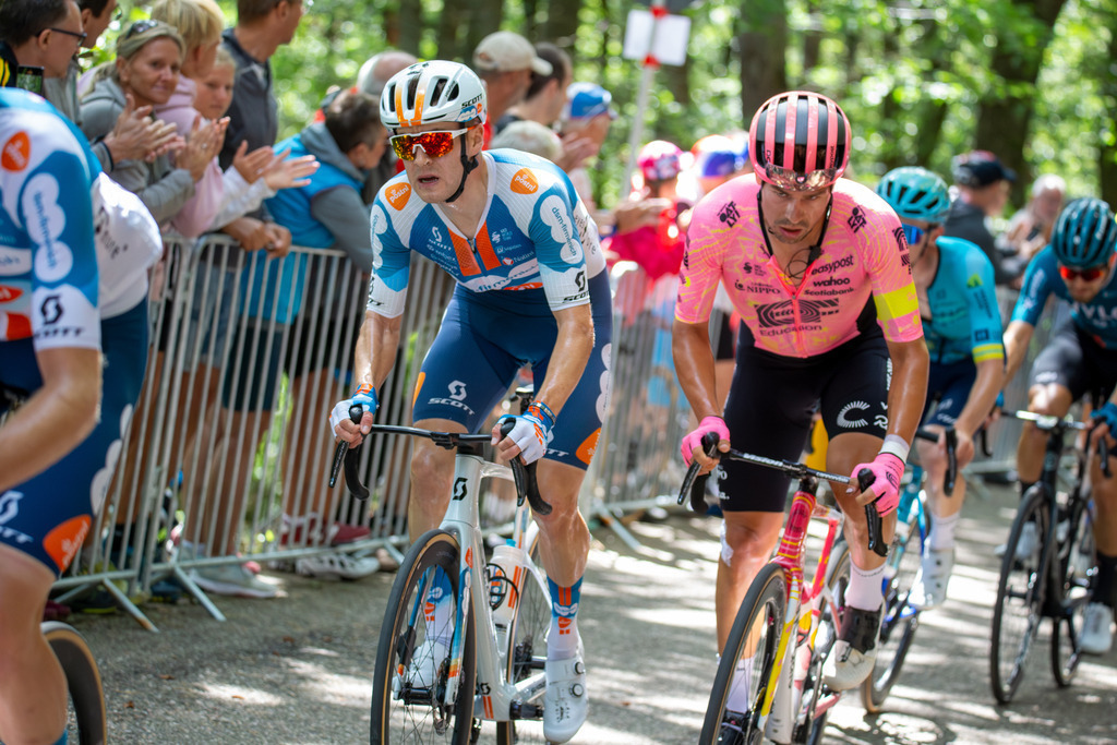 Lidl Deutschland Tour 2024 (Radsport), 4. Etappe und letzte Etappe Von Annweiler am Trifels nach Saarbrücken (182,7 KM). Bild: Ankunft an der Kalmit, dem höchsten Berg im Pfälzerwald | Lidl Deutschland Tour 2024 (Radsport), 4. Etappe und letzte Etappe Von Annweiler am Trifels nach Saarbrücken (182,7 KM). Bild: Ankunft an der Kalmit, dem höchsten Berg im Pfälzerwald - Realisiert mit Pictrs.com
